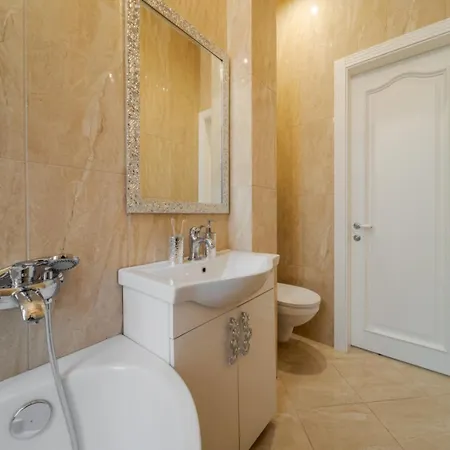 на конопницької 4 Apartment Lviv